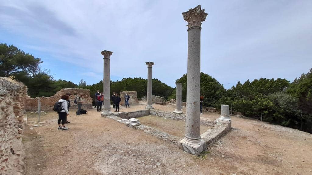 Roman villa in Giannutri with visitors