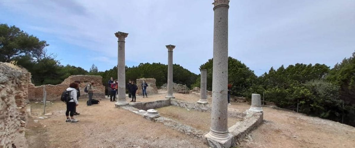 villa romana a Giannutri con visitatori